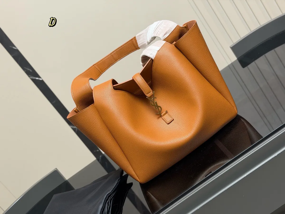 Saint Laurent Tote Bag - 31 × 28 cm — source photograph 1 of 3