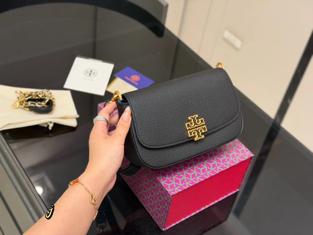 Tory Burch Britten Openwork Shoulder Bag - 22 × 14 cm — source photograph 1 of 3