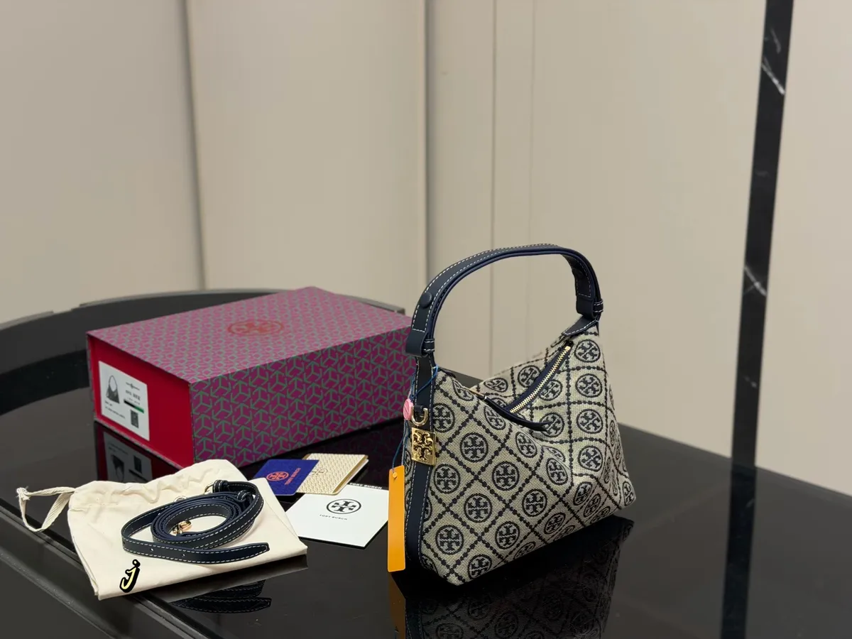 Tory Burch Monogram Shoulder Bag - 23 × 16 cm — source photograph 1 of 3